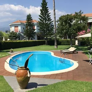 villa-con-piscina-esclusiva-vista-etna.sicilyhotelsitaly.net/